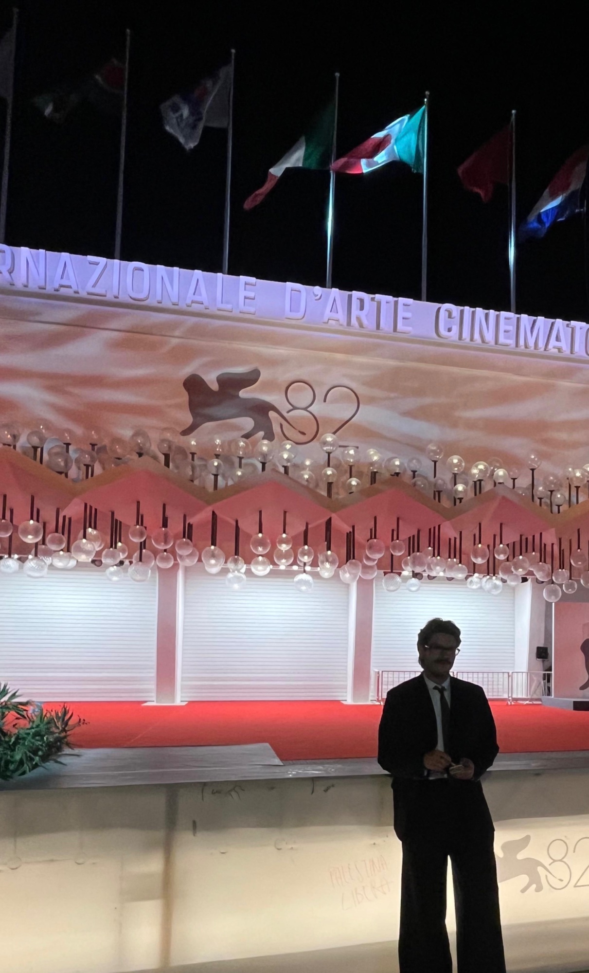 Christoph Bichlmeier vor dem Palazzo del Cinema Venedig