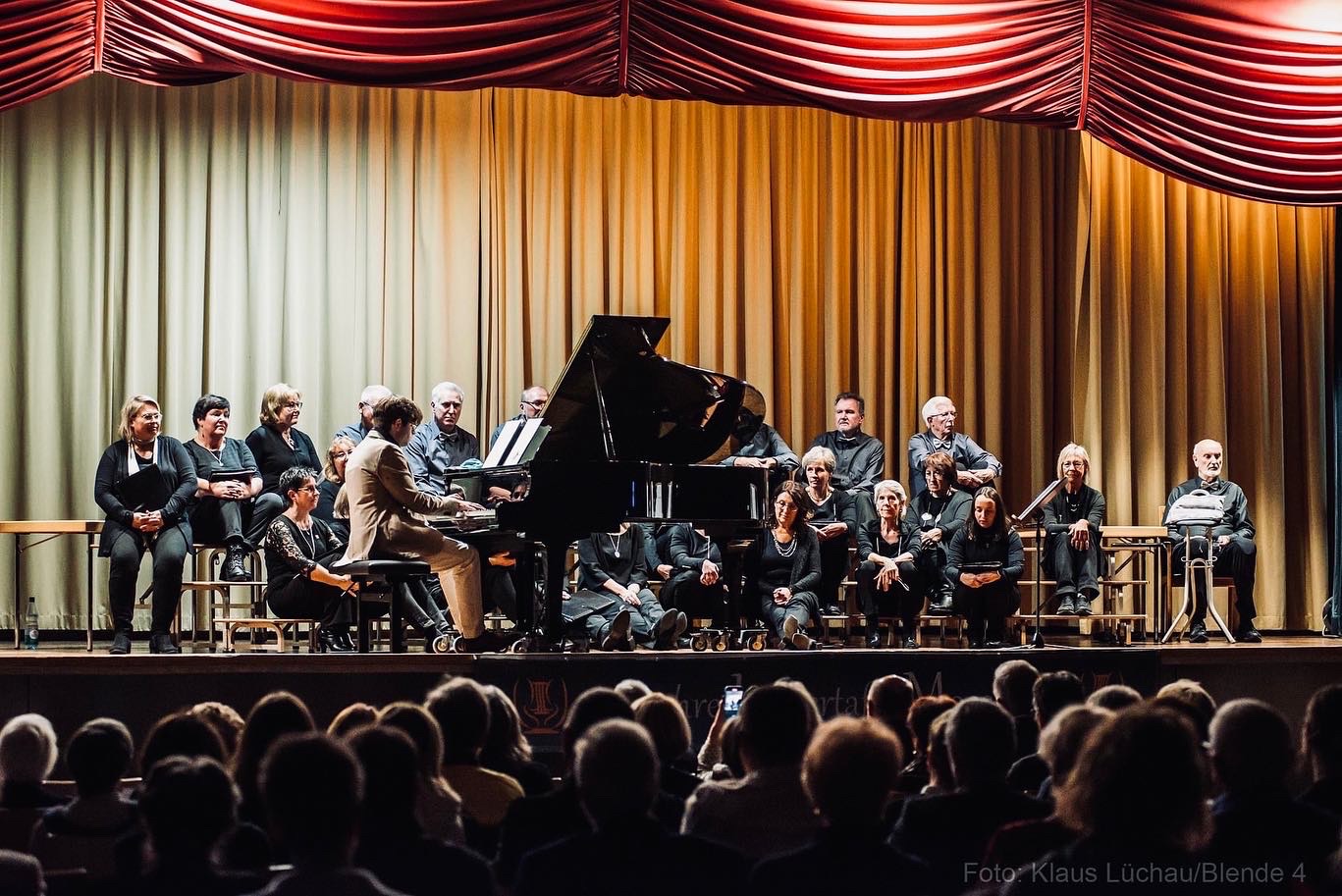 Christoph Bichlmeier Konzert Liedertafel Moosburg mit Publikum und rotem Vorhang