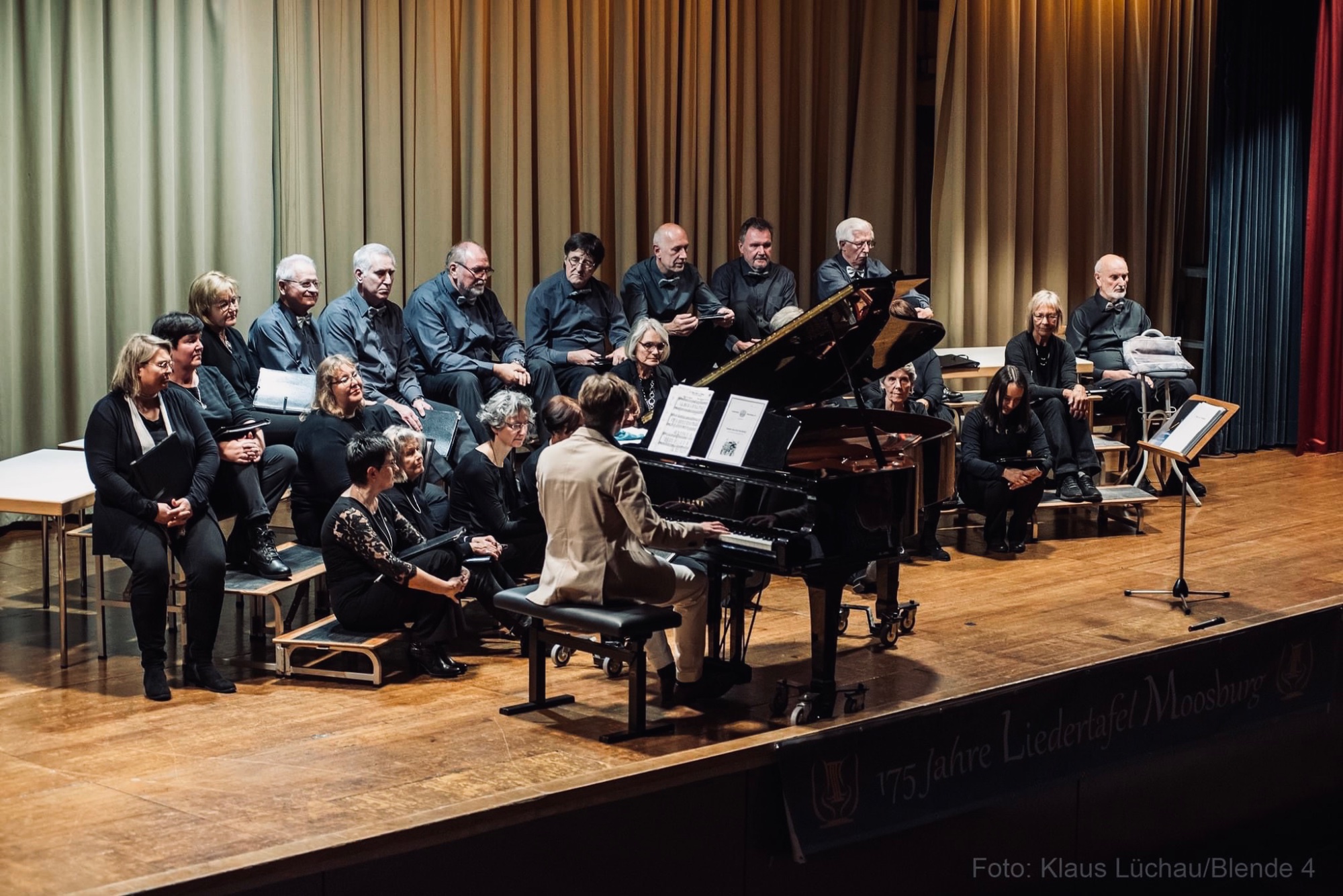 Christoph Bichlmeier am Flügel mit der Liedertafel Moosburg – Bühnenansicht